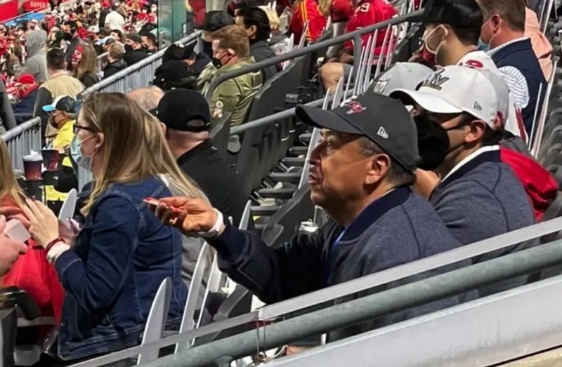 Cesan a alto funcionario de salud en Edomex por acudir al Super Bowl