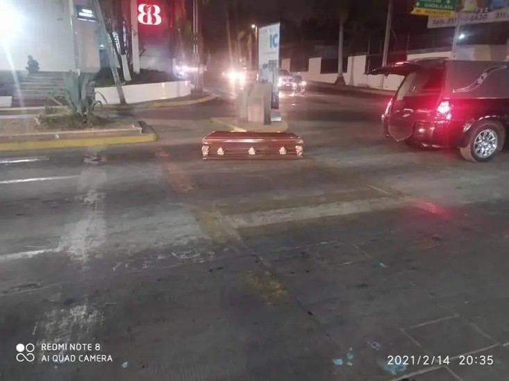 Ataúd es captado a mitad de la calle en el centro de Tepic