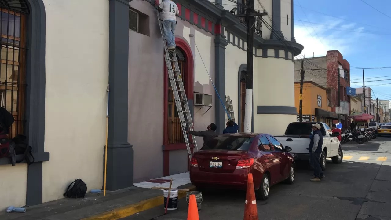 ¡Dicen adiós al gris!: Dan nueva tonalidad a la Casa de Gobierno