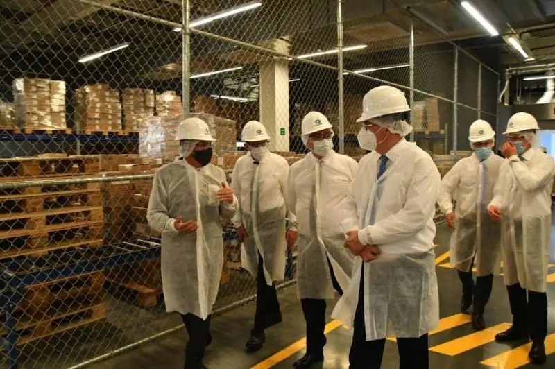 Recorren Alberto Fernández y Marcelo Ebrard laboratorio donde envasan vacunas